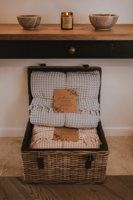 Narzuta z frędzlami: róż